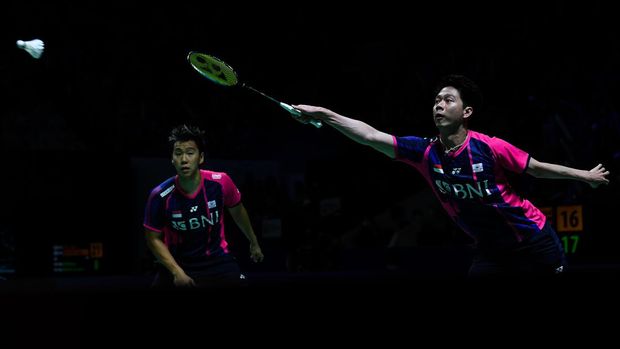 Pebulu tangkis ganda putra Indonesia Kevin Sanjaya Sukamuljo dan Marcus Fernaldi Gideon melambaikan tangan usai mengalahkan pebulu tangkis Indonesia Wahyu Nayaka Arya Pangkaryanira/Ade Yusuf Santoso dalam babak 32 besar Indonesia Open 2022 di Istora Senayan, Jakarta, Selasa (14/6/2022). Marcus dan Kevin melaju ke babak 16 besar usai menang 21-19, 21-16. ANTARA FOTO/Sigid Kurniawan/wsj.