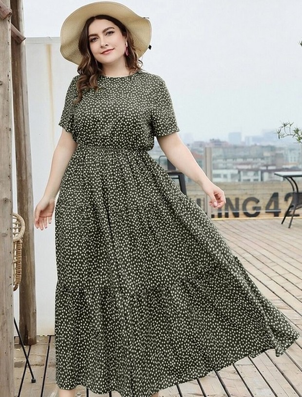 Maxi Dress Motif Bintik/Foto : us.shein.com Maxi dress dengan motif minimalis yang bisa menjaga siluet curvy