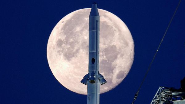 Menawan! Kala Purnama Stroberi Bertemu Roket ke Bulan di AS
