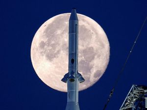 Menawan! Kala Purnama Stroberi Bertemu Roket ke Bulan di AS Menawan! Kala Purnama Stroberi Bertemu Roket ke Bulan di AS