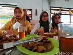 Raos Pisan! Jengkol dan Belut Goreng di RM Mang Iki yang Legendaris