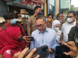 Sidak di Pasar Cibubur, Mendag Zulhas Janji Berangkatkan Umroh 2 Pedagang