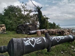 Vandalisme Tangan Jahil di Meriam Bersejarah di Benteng Keraton Buton Vandalisme Tangan Jahil di Meriam Bersejarah di Benteng Keraton Buton