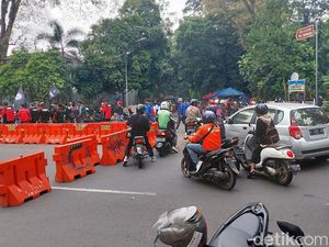 Buruh Demo di PTUN Bandung, Arus Lalu Lintas Jl Diponegoro Dialihkan