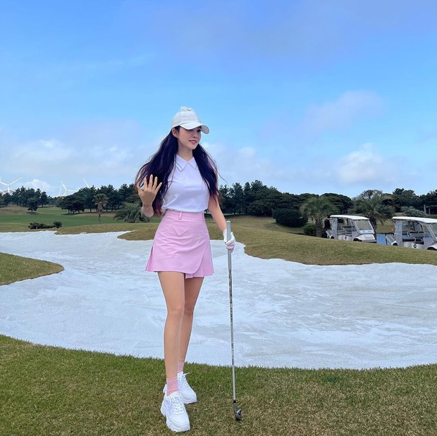 Potret Hyo Min T-ARA berolahraga golf