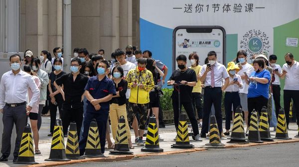Potret Warga Beijing Tes Covid Massal Usai Muncul Klaster Terbaru