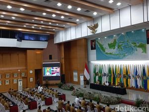 Mahfud Md Ingatkan Pj Kepala Daerah: Khilafah Muncul Meski Kecil Mahfud Md Ingatkan Pj Kepala Daerah: Khilafah Muncul Meski Kecil