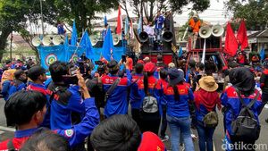 Massa Buruh Geruduk PTUN Bandung, Ini Penampakannya