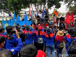Massa Buruh Geruduk PTUN Bandung, Ini Penampakannya
