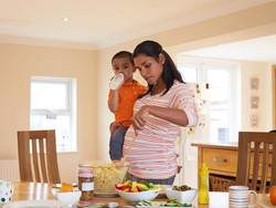 Saat Makan Bersama Ibu Selalu Makan Terakhir, Ini Sebabnya