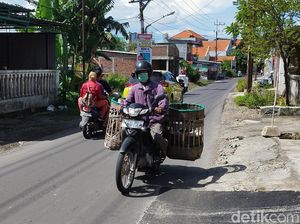 Kegelisahan Pedagang di Gresik Jika Pakai Sandal Jepit Benar-benar Ditilang Kegelisahan Pedagang di Gresik Jika Pakai Sandal Jepit Benar-benar Ditilang
