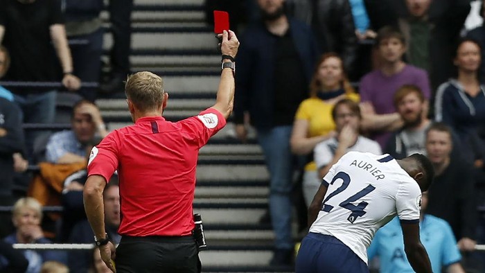 Tottenham Hotspurs Ivorian defender Serge Aurier (R) gets a red card from referee Graham Scott (L) during the English Premier League football match between Tottenham Hotspur and Southampton at Tottenham Hotspur Stadium in London, on September 28, 2019. (Photo by Ian KINGTON / AFP) / RESTRICTED TO EDITORIAL USE. No use with unauthorized audio, video, data, fixture lists, club/league logos or live services. Online in-match use limited to 120 images. An additional 40 images may be used in extra time. No video emulation. Social media in-match use limited to 120 images. An additional 40 images may be used in extra time. No use in betting publications, games or single club/league/player publications. /         (Photo credit should read IAN KINGTON/AFP via Getty Images)