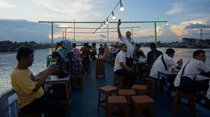 Seru! Menyusuri Sungai Kapuas Naik Kapal Wisata