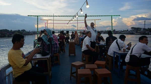Seru! Menyusuri Sungai Kapuas Naik Kapal Wisata