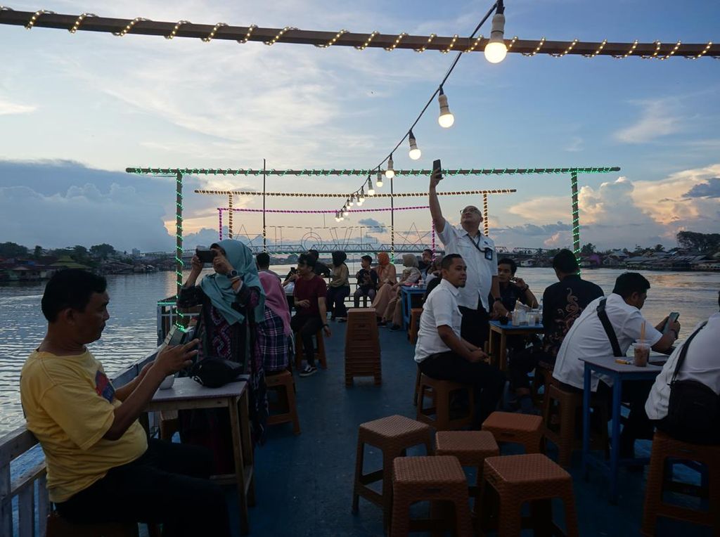 Seru! Menyusuri Sungai Kapuas Naik Kapal Wisata Seru! Menyusuri Sungai Kapuas Naik Kapal Wisata