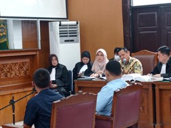 Momen Irjen Napoleon Murka dan Gebrak Meja di Persidangan