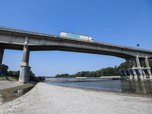 Potret Sungai Terpanjang di Italia yang Mengering karena Perubahan Iklim Potret Sungai Terpanjang di Italia yang Mengering karena Perubahan Iklim