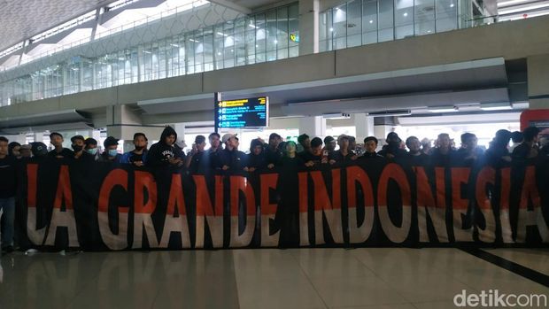 Timnas Indonesia Tiba di Tanah Air usai kualifikasi Piala Asia 2023, disambut suporter.