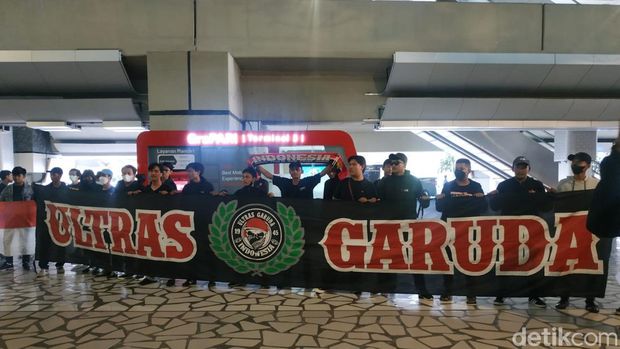Timnas Indonesia Tiba di Tanah Air usai kualifikasi Piala Asia 2023, disambut suporter.