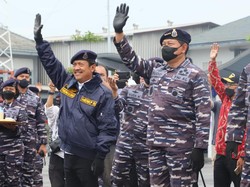 Trenggono Terima Brevet Kehormatan Hidro-Oseanografi TNI AL