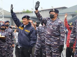 Trenggono Terima Brevet Kehormatan Hidro-Oseanografi TNI AL Trenggono Terima Brevet Kehormatan Hidro-Oseanografi TNI AL