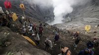 Cuaca Dingin Iringi Larung Sesaji Kawah Bromo