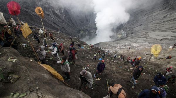 Cuaca Dingin Iringi Larung Sesaji Kawah Bromo