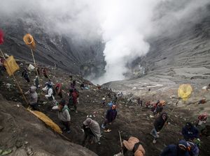 Cuaca Dingin Iringi Larung Sesaji Kawah Bromo