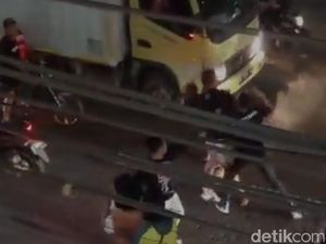 Viral Pemuda Dikeroyok hingga Pingsan di Tengah Jalan Kota Malang Viral Pemuda Dikeroyok hingga Pingsan di Tengah Jalan Kota Malang