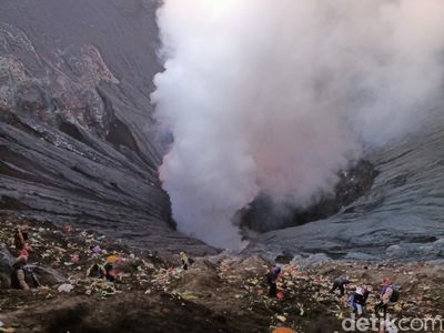 Larung Sesaji di Yadnya Kasada 2022