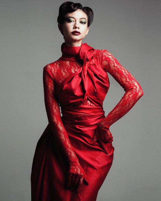 Yuki Kato seperti putri Jepang nan modern dalam hiasan bold