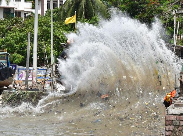 Begini Dahsyatnya Terjangan Gelombang Tinggi di India