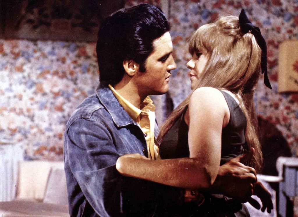 Kino. Harte Faeuste, Heisse Lieder, Stay Away, Joe, Harte Faeuste, Heisse Lieder, Stay Away, Joe, Elvis Presley, Quentin Dean Mamie Callahan (Quentin Dean) ist Joe's (Elvis Presley) grosse Liebe., 1968. (Photo by FilmPublicityArchive/United Archives via Getty Images)