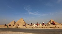 Ngaku Buat Kenang-kenangan, 3 Turis Laki-laki Foto Bugil di Piramida Giza