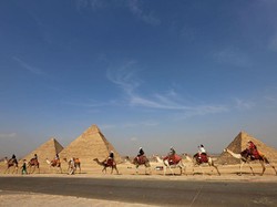 Ngaku Buat Kenang-kenangan, 3 Turis Laki-laki Foto Bugil di Piramida Giza
