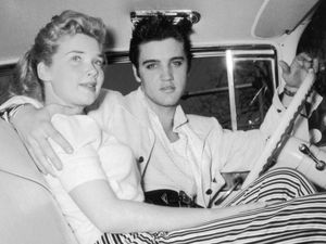 Elvis Presley Diyakini Bunuh Diri Gegara Kisah Cintanya dengan Gadis Muda Elvis Presley Diyakini Bunuh Diri Gegara Kisah Cintanya dengan Gadis Muda