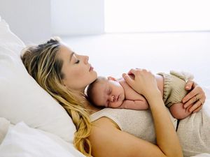 Amber Heard Pamer Foto Langka Putrinya yang Lahir dari Ibu Pengganti Amber Heard Pamer Foto Langka Putrinya yang Lahir dari Ibu Pengganti