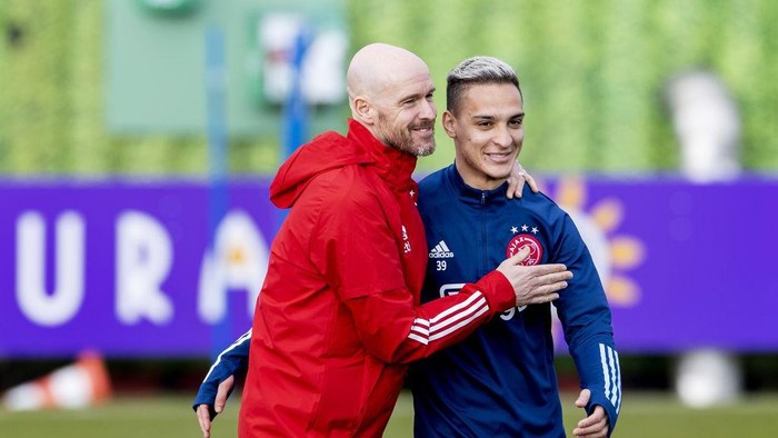 AMSTERDAM - (lr) Coach Erik ten Hag and Antony during a training session prior to the UEFA Europa League match between Ajax Amsterdam and Lille OSC at sports park de Toekomst on February 24, 2021 in Amsterdam, The Netherlands. ANP KOEN VAN WEEL (Photo by ANP Sport via Getty Images)