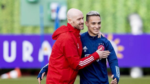 AMSTERDAM - (lr) Coach Erik ten Hag and Antony during a training session prior to the UEFA Europa League match between Ajax Amsterdam and Lille OSC at sports park de Toekomst on February 24, 2021 in Amsterdam, The Netherlands. ANP KOEN VAN WEEL (Photo by ANP Sport via Getty Images)