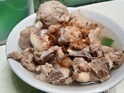 Viral! Bakso Tulang yang Gurih Nyempil di Dekat Halte Permata Hijau