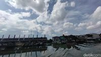 Permukiman Dekat Muara Sungai di Surabaya yang Dilanda Banjir Rob