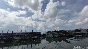Permukiman Dekat Muara Sungai di Surabaya yang Dilanda Banjir Rob