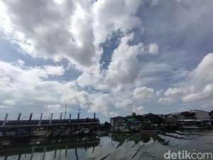 Permukiman Dekat Muara Sungai di Surabaya yang Dilanda Banjir Rob