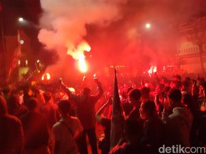 Bonek Nobar, Depan Polrestabes Surabaya Berasa Stadion Bonek Nobar, Depan Polrestabes Surabaya Berasa Stadion