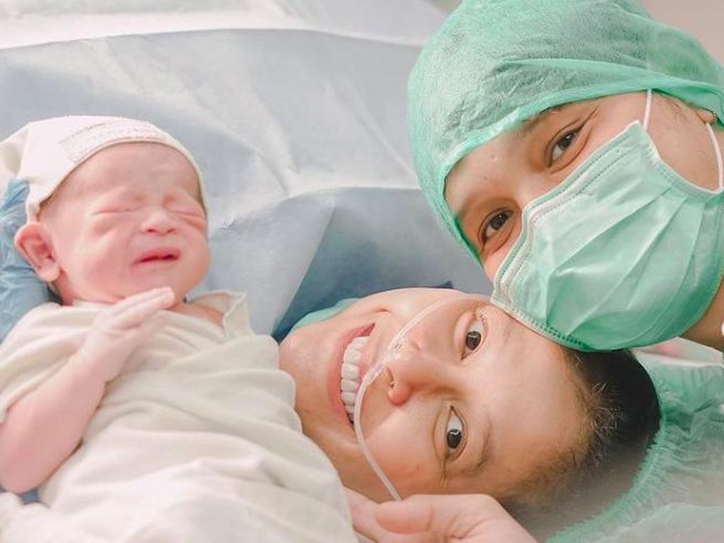 Bunga Jelitha Lahirkan Anak Kedua, Syamsir Alam Setia Mendampingi Bunga Jelitha Lahirkan Anak Kedua, Syamsir Alam Setia Mendampingi