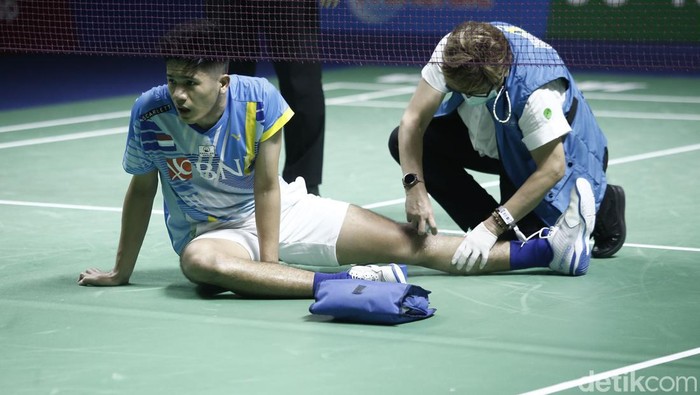 Yeremia Erich Yoche Yacob Rambitan cedera lutut di Indonesia Open 2022. (Foto: Grandyos Zafna/detikcom) Yeremia Erich Yoche Yacob Rambitan cedera lutut di Indonesia Open 2022. (Foto: Grandyos Zafna/detikcom)