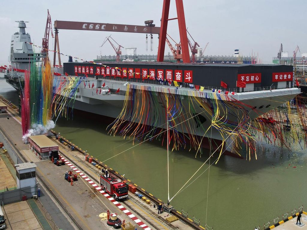 Foto Ini Tunjukkan Kemegahan Kapal Induk Terbaru China