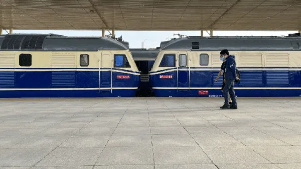 Cakep Nih! Ada Kereta Lintasi Gurun di China, Pertama di Dunia