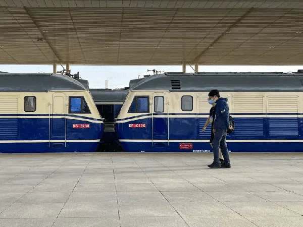Cakep Nih! Ada Kereta Lintasi Gurun di China, Pertama di Dunia