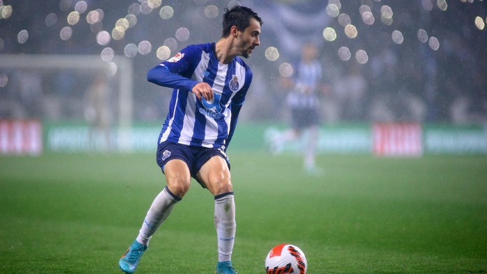 PORTO, PORTUGAL - APRIL 21: Fabio Vieira of FC Porto controls the ball during the Taca de Portugal semi-final match between FC Porto and Sporting CP at Estadio do Dragao on April 21, 2022 in Porto, Portugal. (Photo by Diogo Cardoso/vi/DeFodi Images via Getty Images)